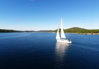 bateau à voile ciel bleu baie de mer voilier losinj Croatie